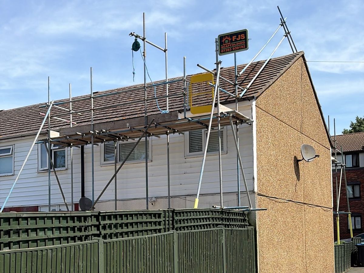 Roof-level scaffold with FJS board on a gable end